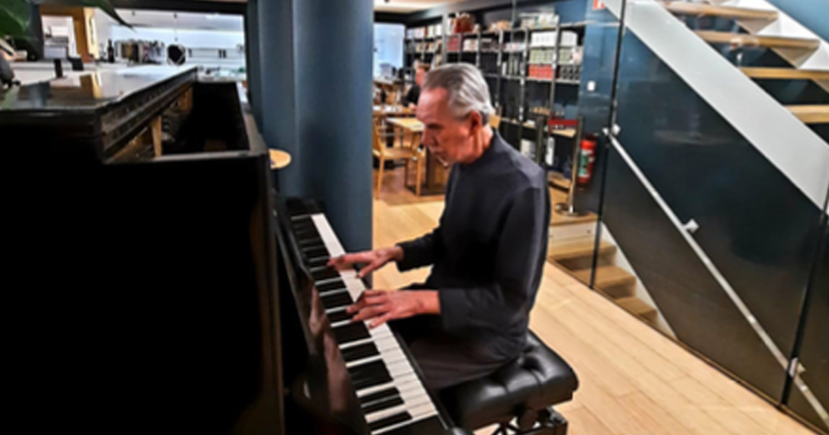 nicola-cantisani-playing-piano-human-rights