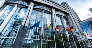 un edificio con molte bandiere all'esterno.